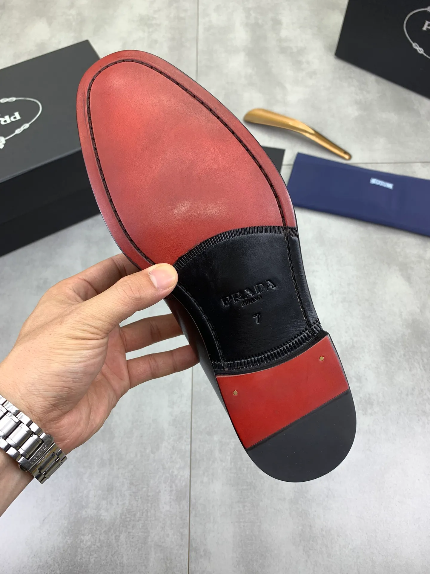 Factory price P920 💰 (high-grade genuine leather outsole) original quality, top version 🔱 ＰＲＡＤＡPrada. Men's business casual leather shoes, top quality leather shoes. 1:1 shipment⬆️Luxurious and noble👞All imported original brand fabrics, just to create a more comfortable wearing experience. Upper: Original comfortable selected calfskin➕Top imported water-dyed full cow lining, original lightweight and comfortable high-end genuine leather outsole✔️Number: 39-44 (38.45.46 can be customized)
